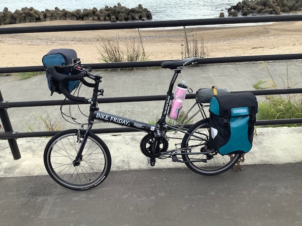 新品のサイドバッグと壊れかけたフロントバッグ 自転車。