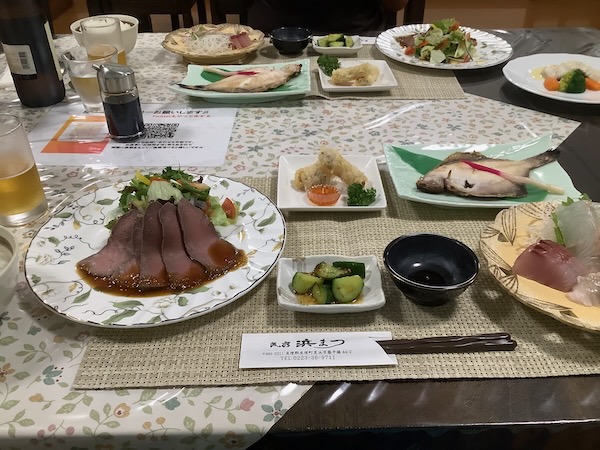 夜ご飯、この後てんぷらとみそ汁(各々)と巨大なヒラメのカマが来ます。 夜ご飯