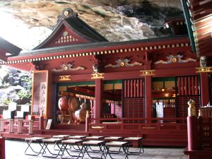 洞窟内にある鵜戸神社の本殿