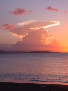 夕日に染まるかなとこ雲。見事！