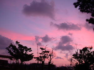 不気味なほどに赤みを帯びた夕焼け