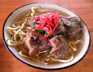 ソーキそば。1日1食はそばでもいい！というくらい僕は好きです