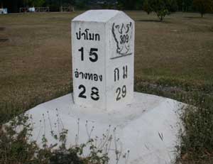 タイの道路標識。国道には1-2 kmおきにある。