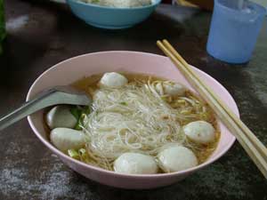 センミー・ナーム。里芋のようなのは肉団子。かまぼこみたいな感じ。