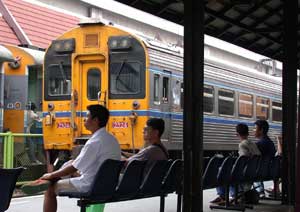 タイのディーゼル列車。ドンムアン駅にて。