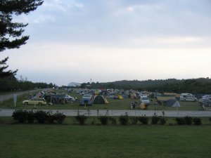 テントでいっぱいになった霧島のキャンプ場