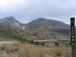 韓国岳をのぞむ