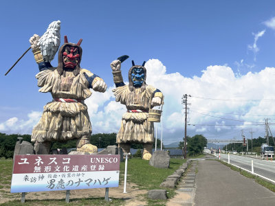 秋田市から男鹿市へ、大きななまはげ立像がお出迎え。
