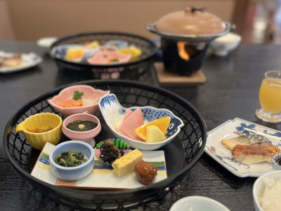 男鹿ホテルの朝食。朝からこんなにも豪華な料理で気合十分の出発ができました。