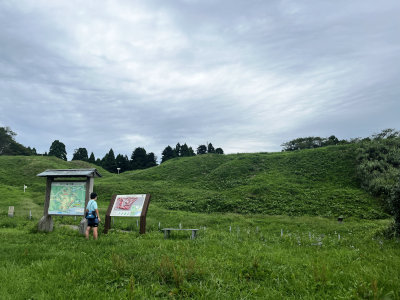 脇本城跡、他に人はおらず、自分達のみで昔に思いをはせるひと時。